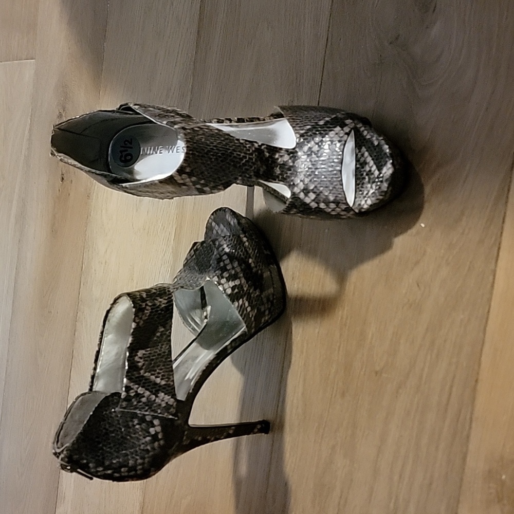 Nine West snake ladies size 6.5 spiked heals
